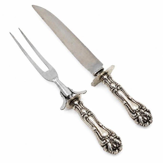 Pair of sterling silver and stainless steel carving knives - Baroque decoration, 20th century. Elegant set of two carving...