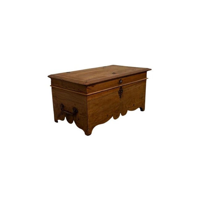 This 19th-century walnut chest, a rustic antique with a powerful presence, stands out for its distinctive fratinatura...