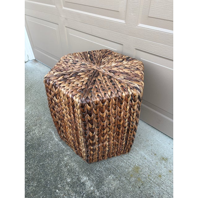 A gorgeous Chinoiserie woven rush hexagonal garden stool, plant stand, or small side table Late 20th Century Measures:...