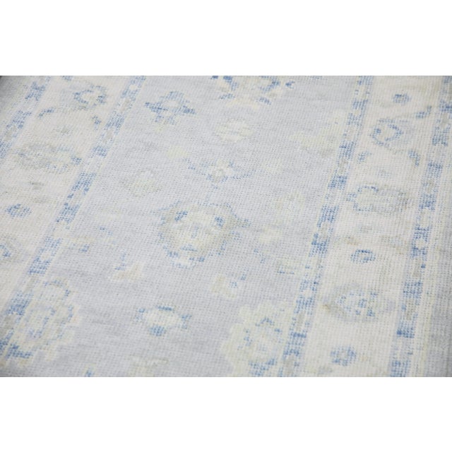 This modern Turkish Oushak rug is a stunning piece of art that has been handwoven using traditional techniques by skilled...