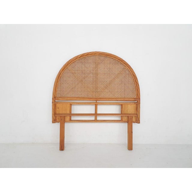 About this item Rattan head board to be placed behind a one person bed. In good condition.