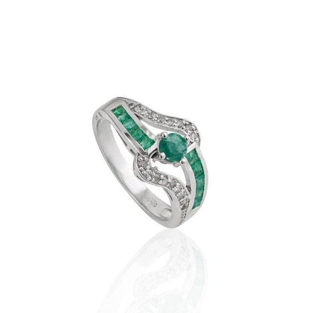 Contemporary Emerald and Diamond Bypass Ribbon Ring for Women, Size 7.5 For Sale - Image 6 of 13