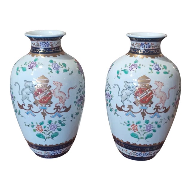 Vintage 1950s Pair of Chinoserie Armorial Vases For Sale