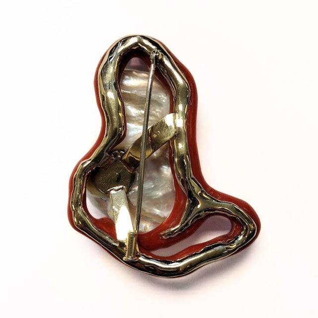 Natural Coral Branch With Freshwater Baroque Pearl in 18k Yellow Gold For Sale - Image 4 of 5