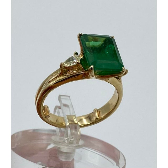 Contemporary 7 Ct Emerald 14 Kt Yellow Gold Ring For Sale - Image 3 of 12