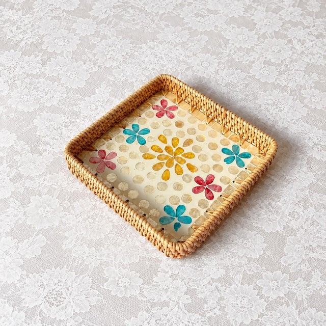 Set of Three Colorful Flower-Shaped Rattan and Mother-of-Pearl Inlaid Rectangular Trays For Sale - Image 4 of 4