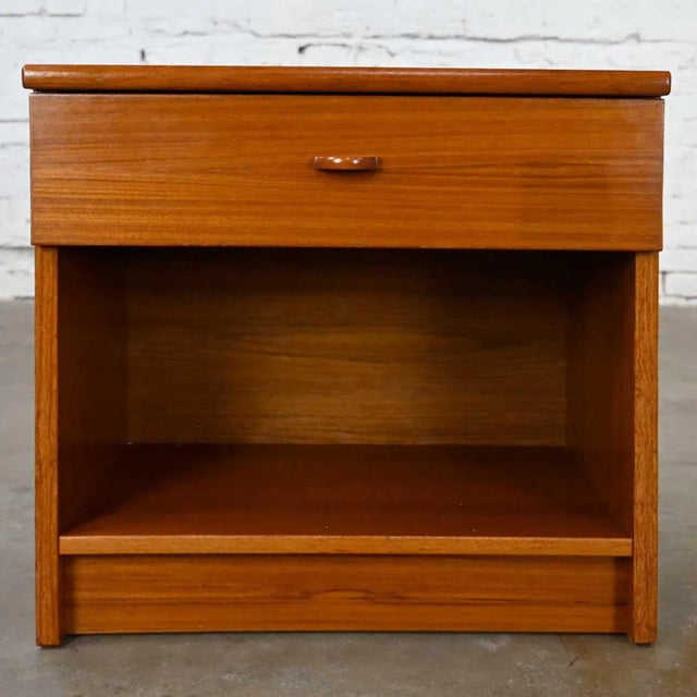 Late 20th Century Scandinavian Modern Teak Nightstand End Table Cabinet With Drawer by FBJ Mobler For Sale - Image 13 of 13