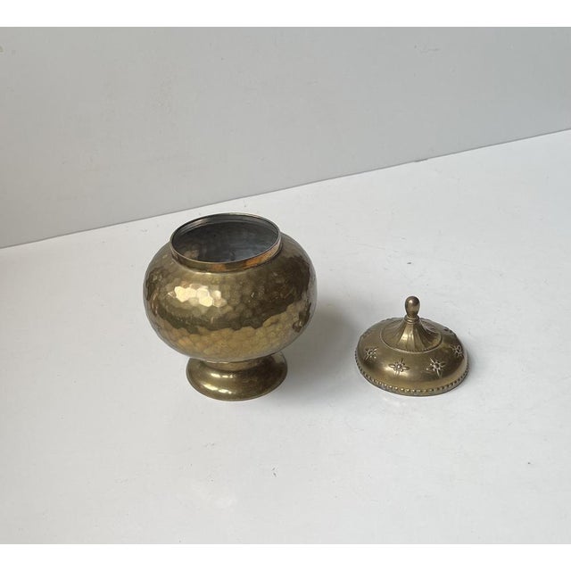 Art Deco Italian Tea Jar in Hammered Brass, 1940s For Sale - Image 4 of 9