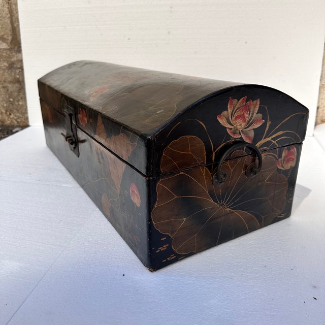 Japanese Taisho Era Urushi-E Trunk, 1920 For Sale - Image 10 of 18