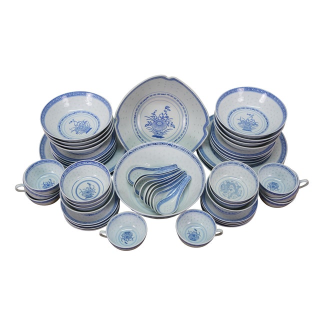 Chinoiserie Mid 20th Century Tienshan Chinese Chinoiserie Blue White Rice Grain Dinner Service - 55pcs For Sale - Image 3 of 16