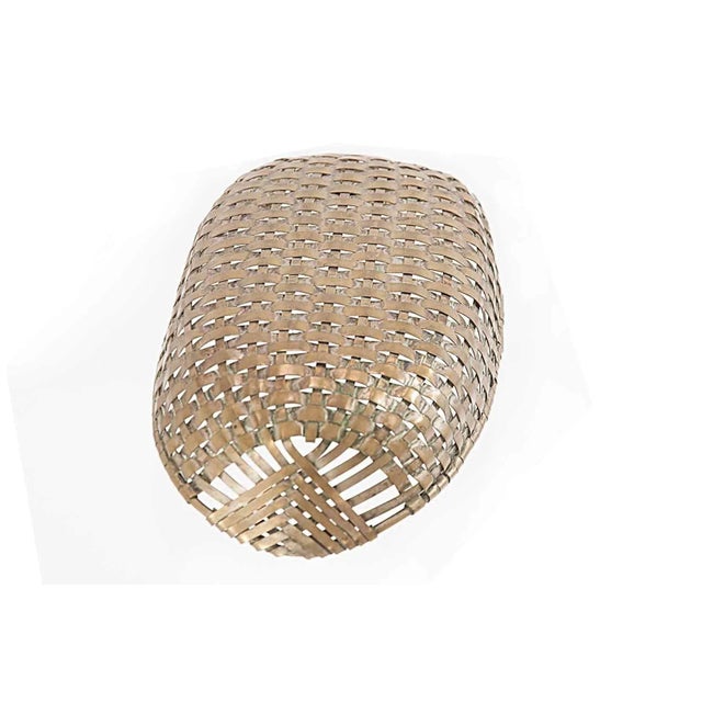 This vide poche is in brass, these are interlaced bronze elements, that give a geometrical pattern. Modern atmosphere, and...