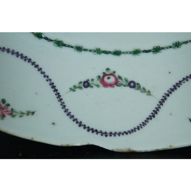 18th Century Antique 18th Century Qianlong Chinese Export Famille Rose Scalloped Bowl For Sale - Image 5 of 11