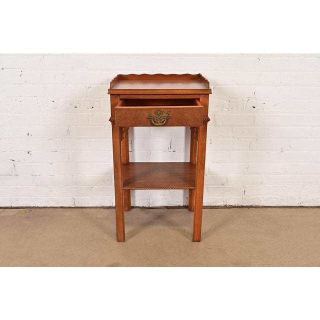 1960s Georgian Carved Mahogany Nightstand or Occasional Side Table by Northern Furniture Co., Circa 1960s For Sale - Image 5 of 16