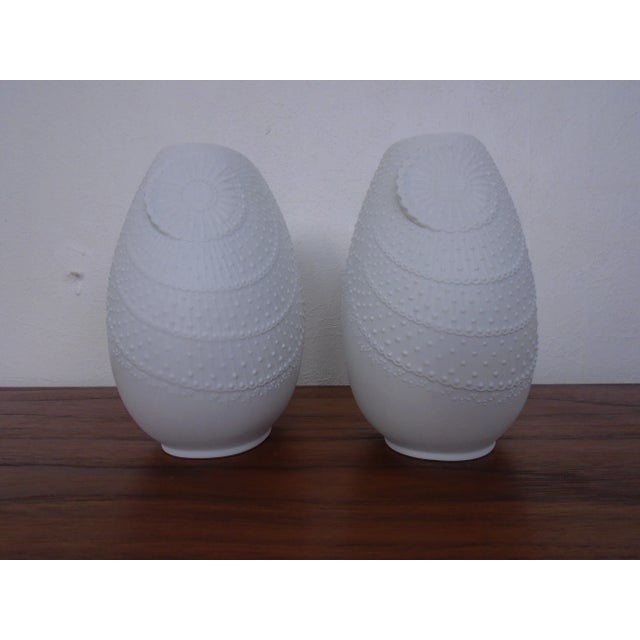 White Mid-Century Op Art Vases by M.frey for Kaiser, Germany, 1960s, Set of 2 For Sale - Image 8 of 14