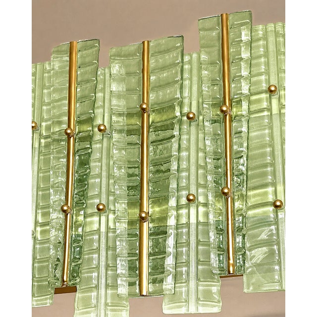 Mid-Century Modern Contemporary Modern Italian Green“Tropical” Murano Glass Gold Round Chandelier by Simoeng For Sale - Image 3 of 5