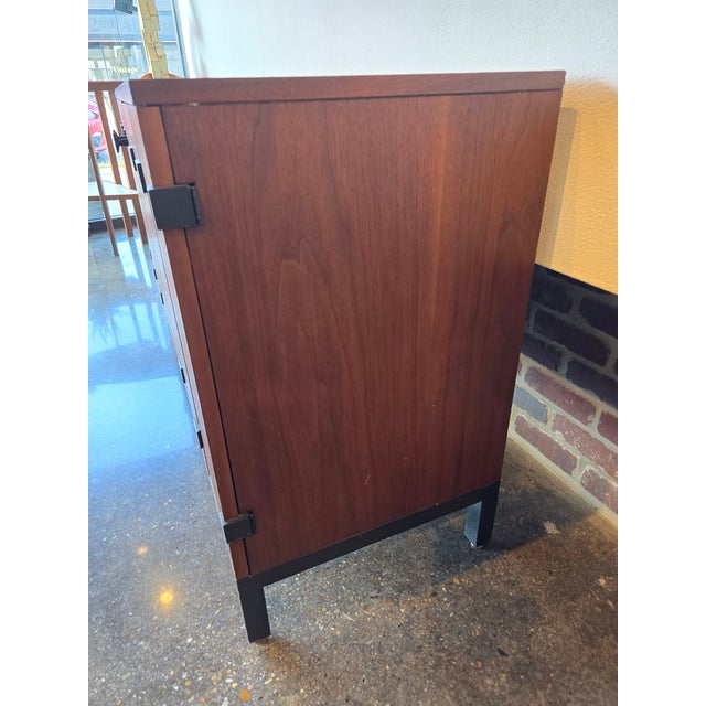 1960s Attributed to Milo Baughman for Directional Walnut Media Cabinet Credenza – Vintage MCM For Sale - Image 5 of 12