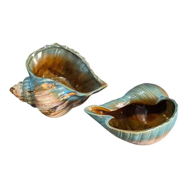 Late 20th Century Pair of Sea Life Coastal Pair Glazed Ceramic Conch Sea Shell Planters Jardinières For Sale