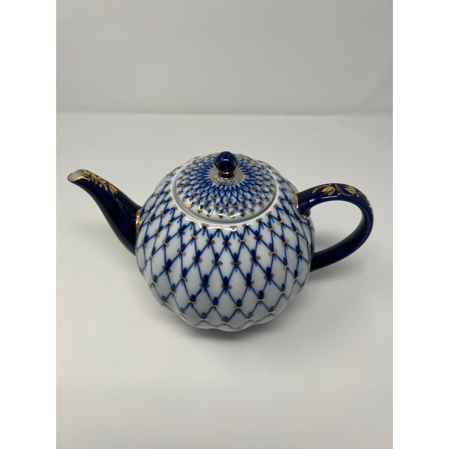 Traditional 1970s Imperial Russian Cobalt Net Porcelain Teapot With Hand-Painted Gold For Sale - Image 3 of 12