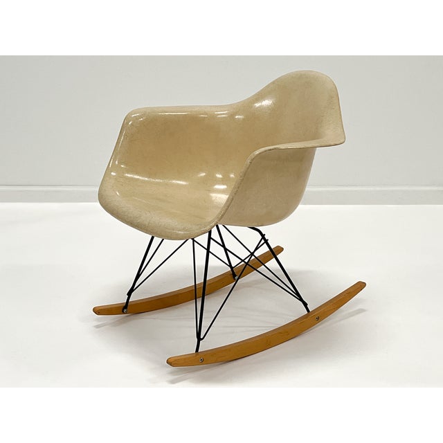 1960s Rocking Chair by Charles & Ray Eames for Herman Miller – Parchment Fiberglass For Sale In New York - Image 6 of 15