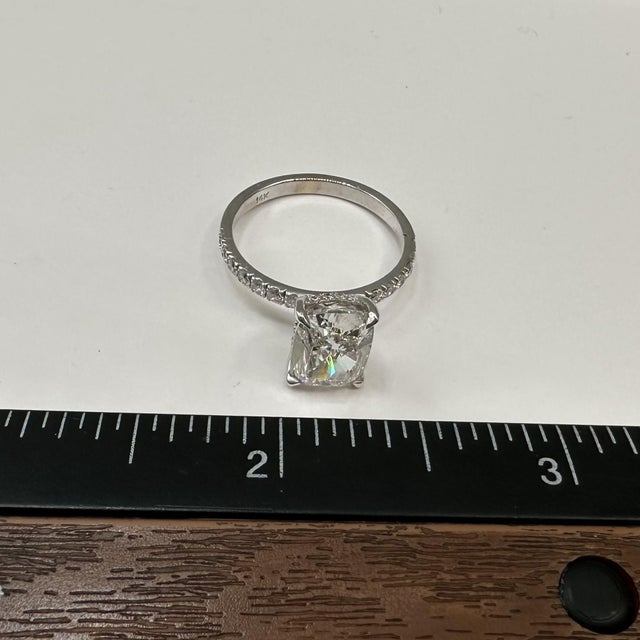 Metal 3.44ct Elongated Cushion Lab Grown Diamond Ring Igi G Vvs2 14k White Gold, Size 7 For Sale - Image 7 of 7