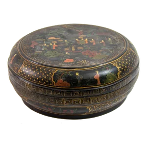 Chinese Export Large Round Box Black Lacquered Gilt Painted Covered Box 1950s