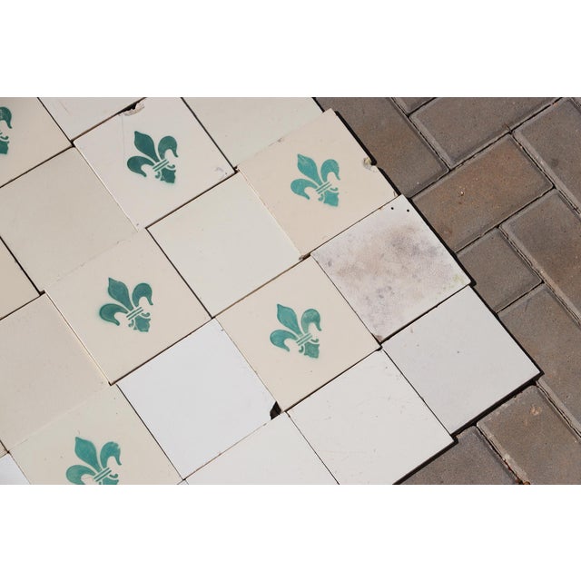 1900s Portuguese Large Antique Fleur-De-Lis & Plain White Tiles Set of 77 For Sale - Image 14 of 18