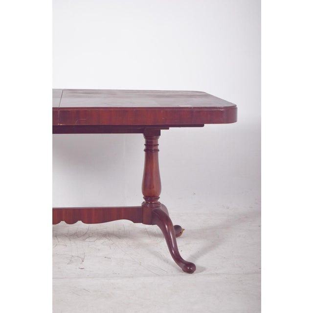 1900 - 1909 English Extendable Dining Table in Walnut, 1900 For Sale - Image 5 of 9