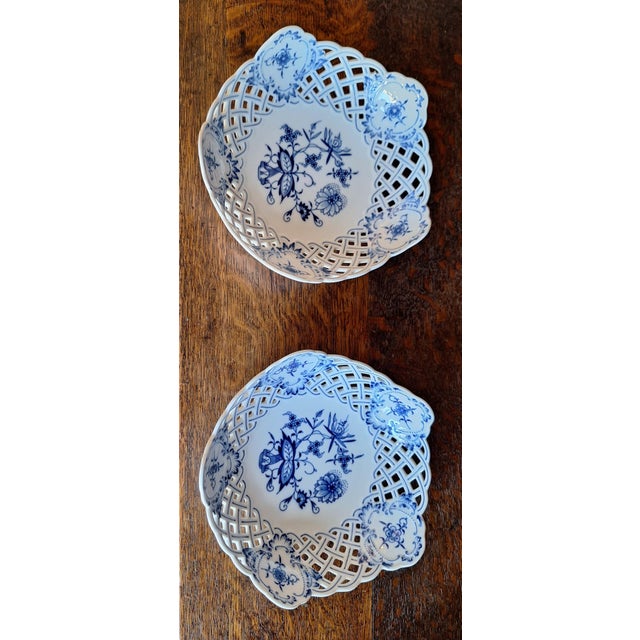 1970s Vintage Fruit Bowls with Onion Pattern from Meissen, 1970s, Set of 2 For Sale - Image 5 of 5