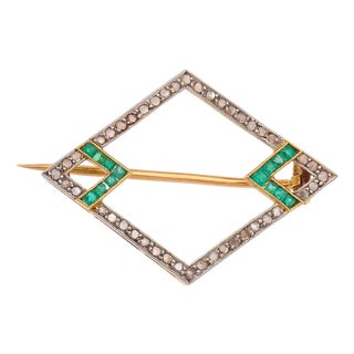 1910s Edwardian Diamond Emerald 18k Yellow Gold and Platinum Kite Brooch For Sale