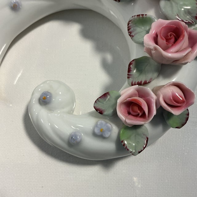 Traditional 1950s Pair of Norcrest Wall Pocket Cornucopia Shape Hand Made Roses & Leaves Gold Trim For Sale - Image 3 of 5