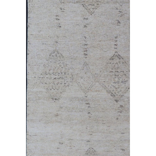Hand Knotted Neutral Modern Gallery Runner With Tribal Diamond Design in Light Gray For Sale - Image 10 of 13