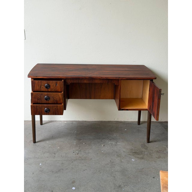 1960s Mid Century Danish Rosewood Desk – Vintage Scandinavian Writing Desk With 1960s For Sale - Image 5 of 10
