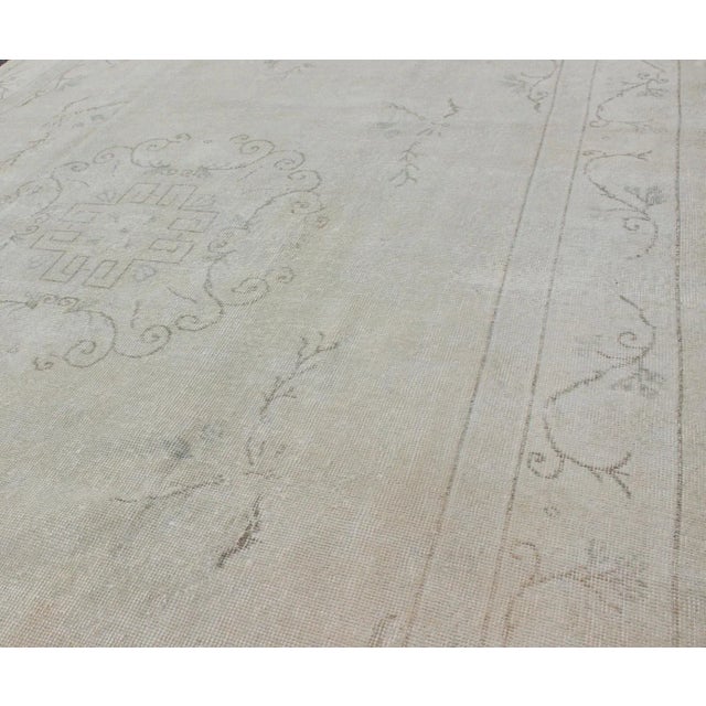 Textile Vintage Turkish Oushak Rug in Pale Cream and Soft Taupe With Delicate Design For Sale - Image 7 of 10