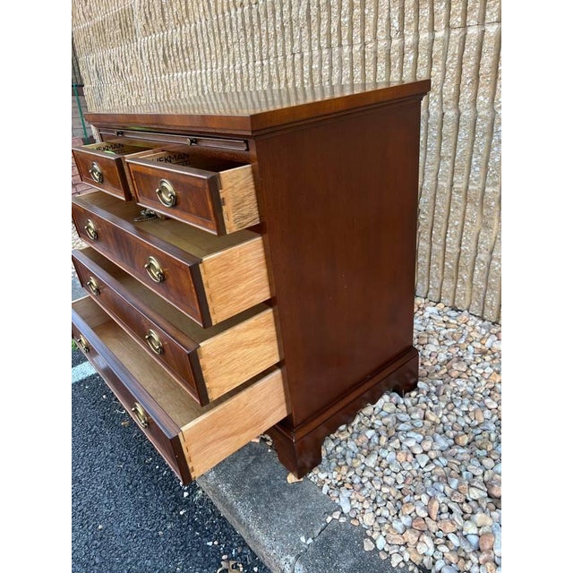 Late 20th Century Hekman Copley Place Georgian Chippendale Style Inlaid Flame Mahogany Bachelors Chest/ Nighstand For Sale - Image 9 of 18