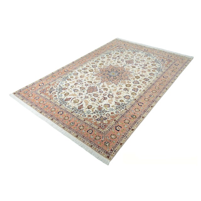 A masterpiece of knotting art: This Tabriz 50 Raj rug impresses with impressive precision and classic elegance. The fine...