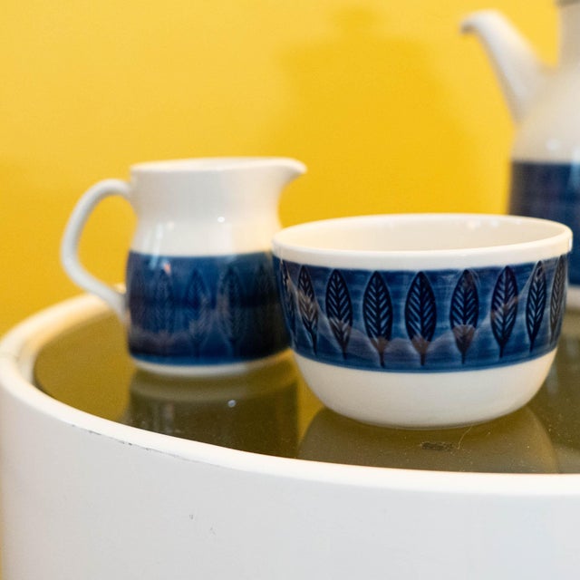Swedish Koka Blå Sugar & Creamer by Hertha Bengtson for Rörstrand, 1950s, Set of 2 For Sale - Image 5 of 11
