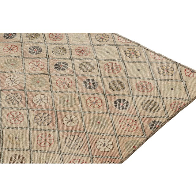 1960s 1960s Vintage Zeki Müren Rug in Beige With Lattice and Floral Patterns, by Rug & Kilim For Sale - Image 5 of 8