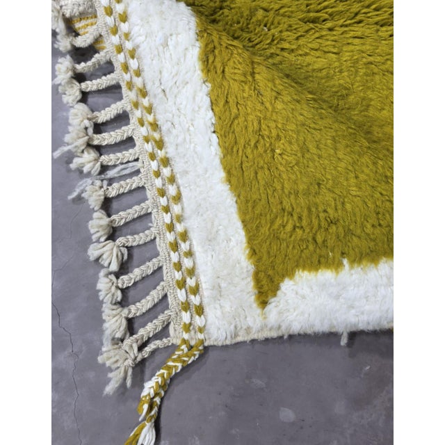 Chartreuse & Ivory Moroccan Rug – Handmade Modern Berber Wool Carpet This elegant handmade Moroccan rug features a bold...