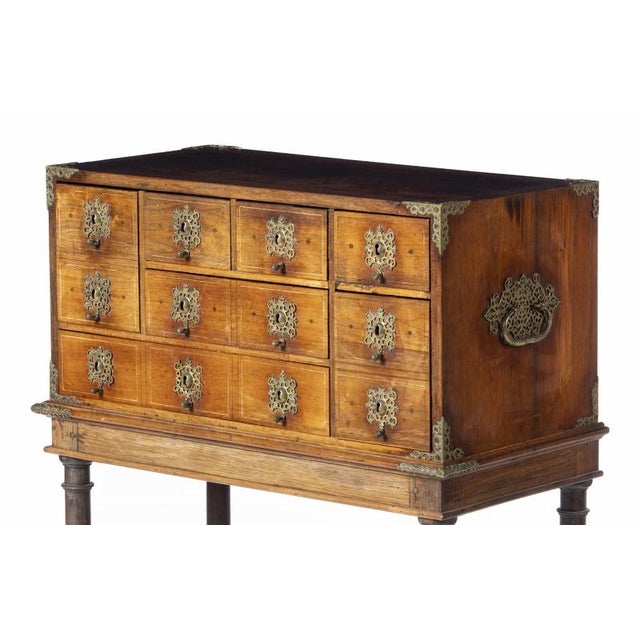 COUNTER Philippine/ Portuguese, from the 17th century. box with eight drawers simulating twelve, in wood. Brass hardware...