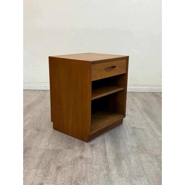 Henredon Pair of Mid Century Modern Nightstands For Sale - Image 4 of 11