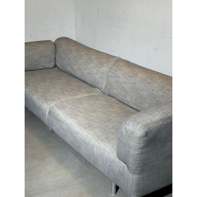 Elegant and timeless, this Cassina Met 250 sofa is a perfect example of understated Italian design. with its clean lines,...