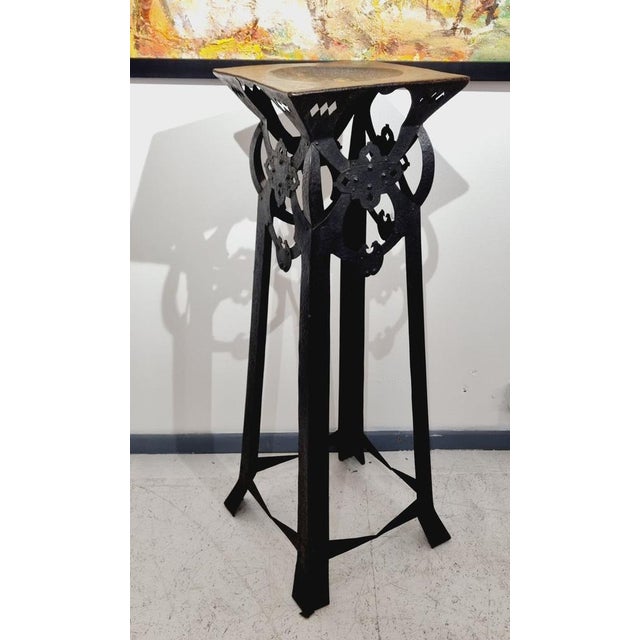 Hammered iron plant stand from the early 1900s, displaying all the elegance and characteristic beauty of the Art Nouveau...