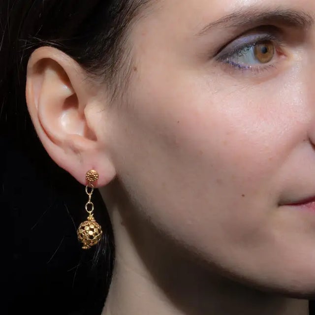 Deborah Lockhart Phillips Late 20th Century Pair of 18 Karat Gold Ball Dangle Earrings by Deborah Lockhart Phillips For Sale - Image 4 of 4