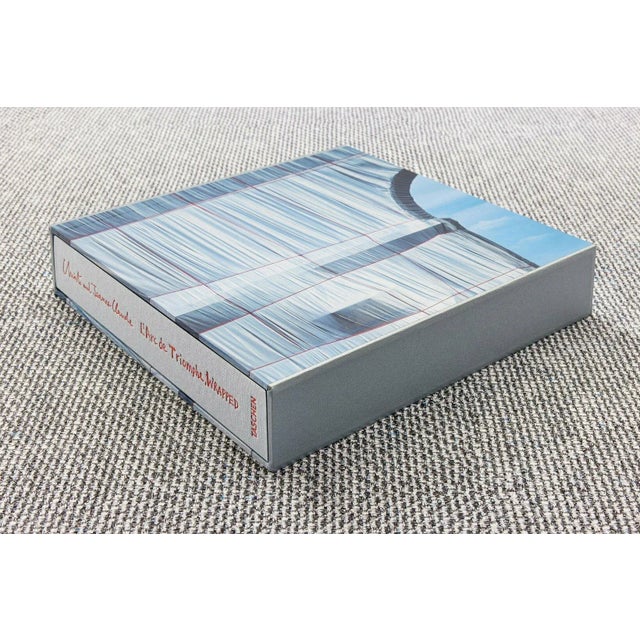 Contemporary TASCHEN Books "Christo and Jeanne-Claude. L'Arc de Triomphe, Wrapped, Paris" Photography Collector's Edition For Sale - Image 3 of 7