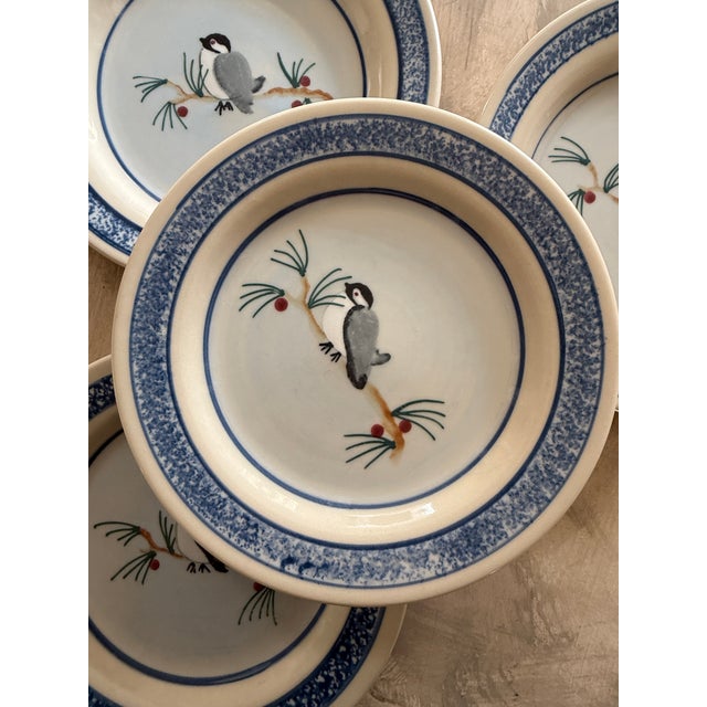 Vintage Hartstone Usa Restaurant Ware Plates – Set of 4 – 7.75 Inch Heavy Pottery – Hand Decorated Bird Motif For Sale - Image 9 of 9