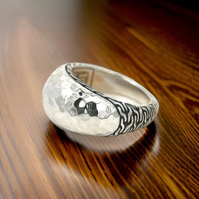 Contemporary John Hardy Estate Hammered Dome Ladies Ring Size 6.5 Sterling Silver Estate For Sale - Image 3 of 10