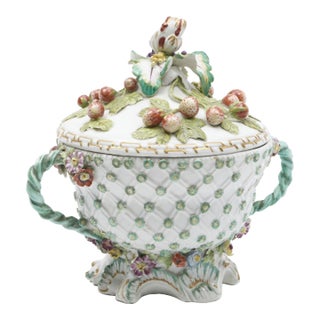 18th-Century Derby Porcelain Footed Strawberry Tureen and Cover For Sale