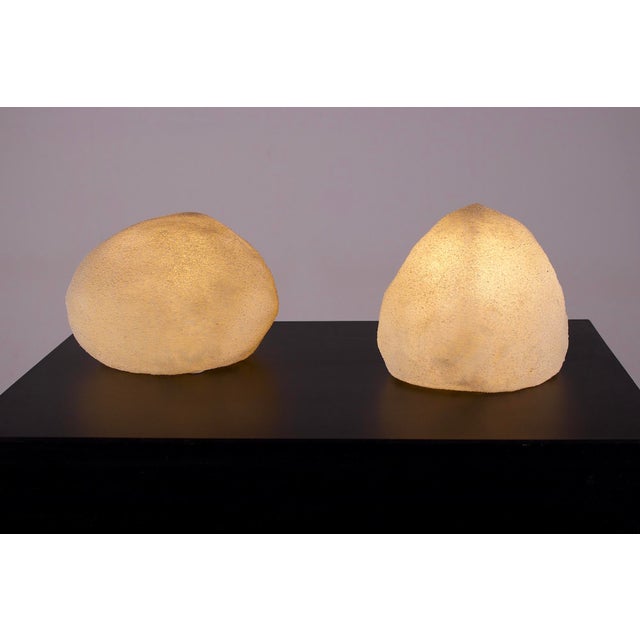In the taste of andré cazenave, pair of “caillou” lamps in polyester, 80s edition. Perfect condition, led bulbs supplied....