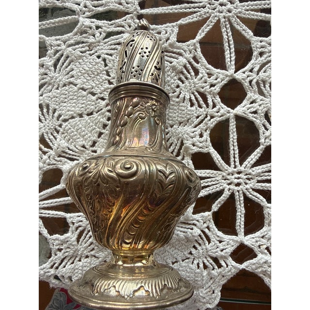 Antique Edwardian Daniel & John Welby-London Sterling Repousse Mufineer For Sale - Image 4 of 8