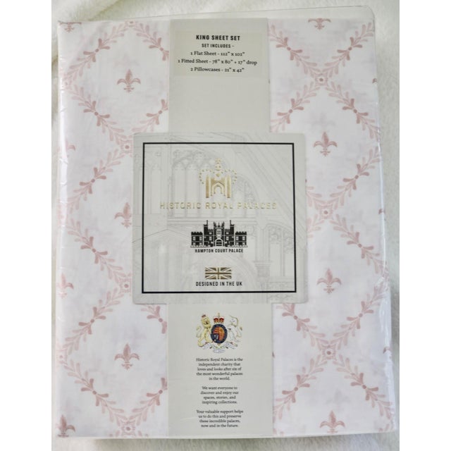 English Historic Royal Palaces Hampton Court Palace Pink Fleur De Lis King. Sheet Set For Sale - Image 3 of 3